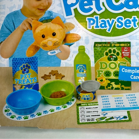 NWT. Melissa & Doug Feeding & Grooming Pet Care PlaySet
Ages 3+. 24 Pieces. - Picture 4 of 10